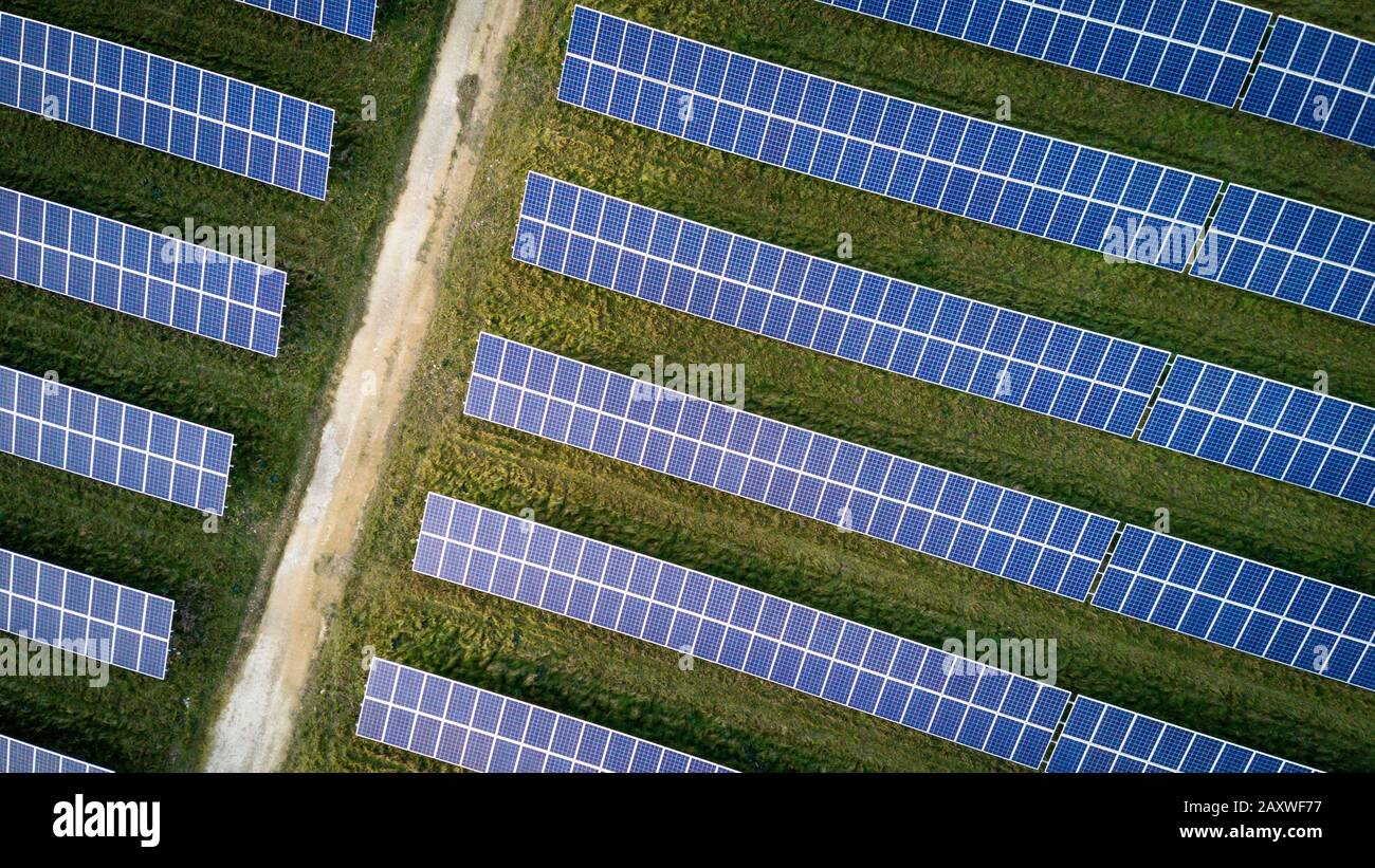 Solarenergiefarm. Hochwinkeliger, erhöhter Blick auf Sonnenkollektoren auf einer Energiefarm im ländlichen England; Hintergrundtextur im Vollformat. Stockfoto