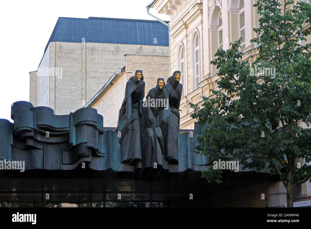 Die dunklen Skulpturen am Eingang des Vilniaus Theaters Stockfoto