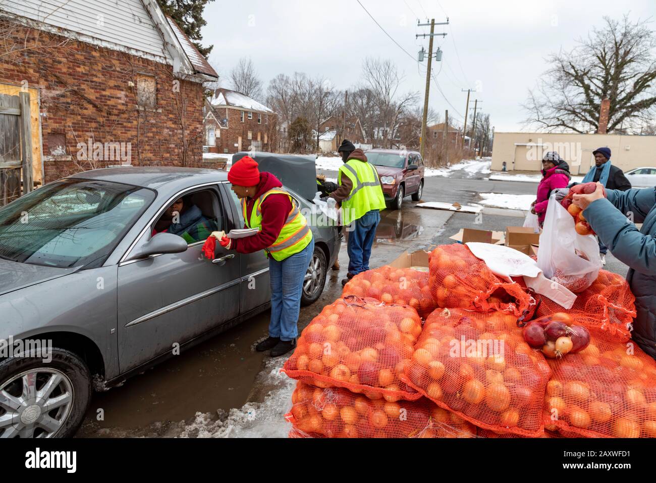 Detroit, Michigan - Freiwillige der Morningside Community Organisation verteilen Lebensmittel an Einwohner ihres östlichen Viertels. Die Lebensmittel Stockfoto