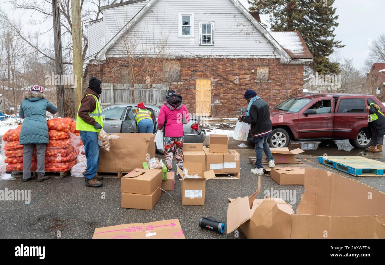 Detroit, Michigan - Freiwillige der Morningside Community Organisation verteilen Lebensmittel an Einwohner ihres östlichen Viertels. Die Lebensmittel Stockfoto