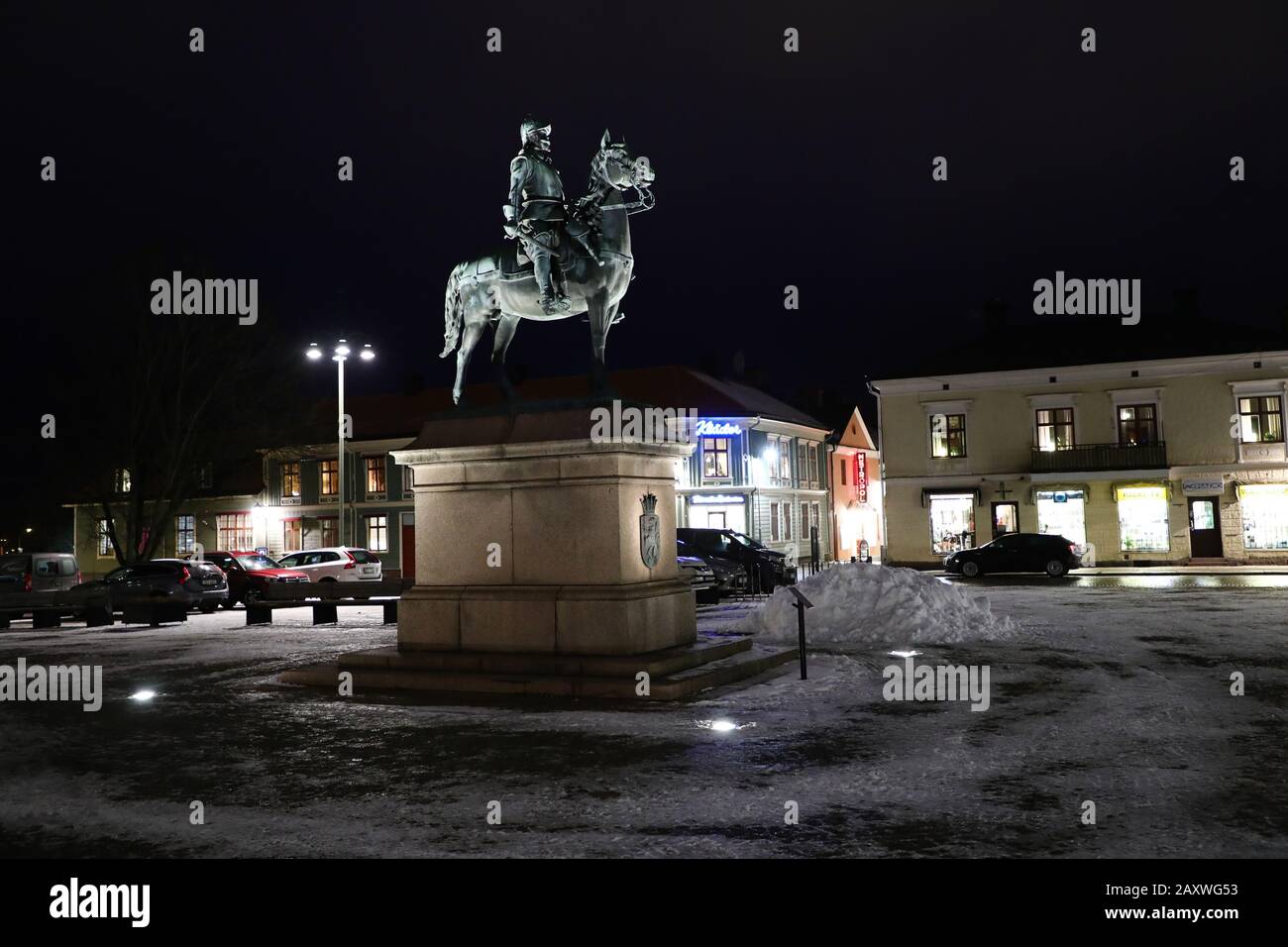 Eksjö, Schweden 20200207Der Hauptplatz mit einem Reiterstandbild eines Soldaten des Husarenregiments Småland. Foto Jeppe Gustafsson Stockfoto
