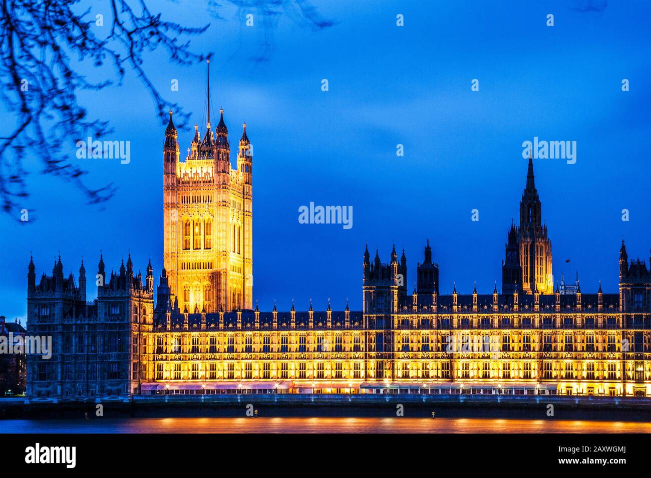 Die Häuser des Parlaments entlang der Themse in London bei Nacht. Stockfoto