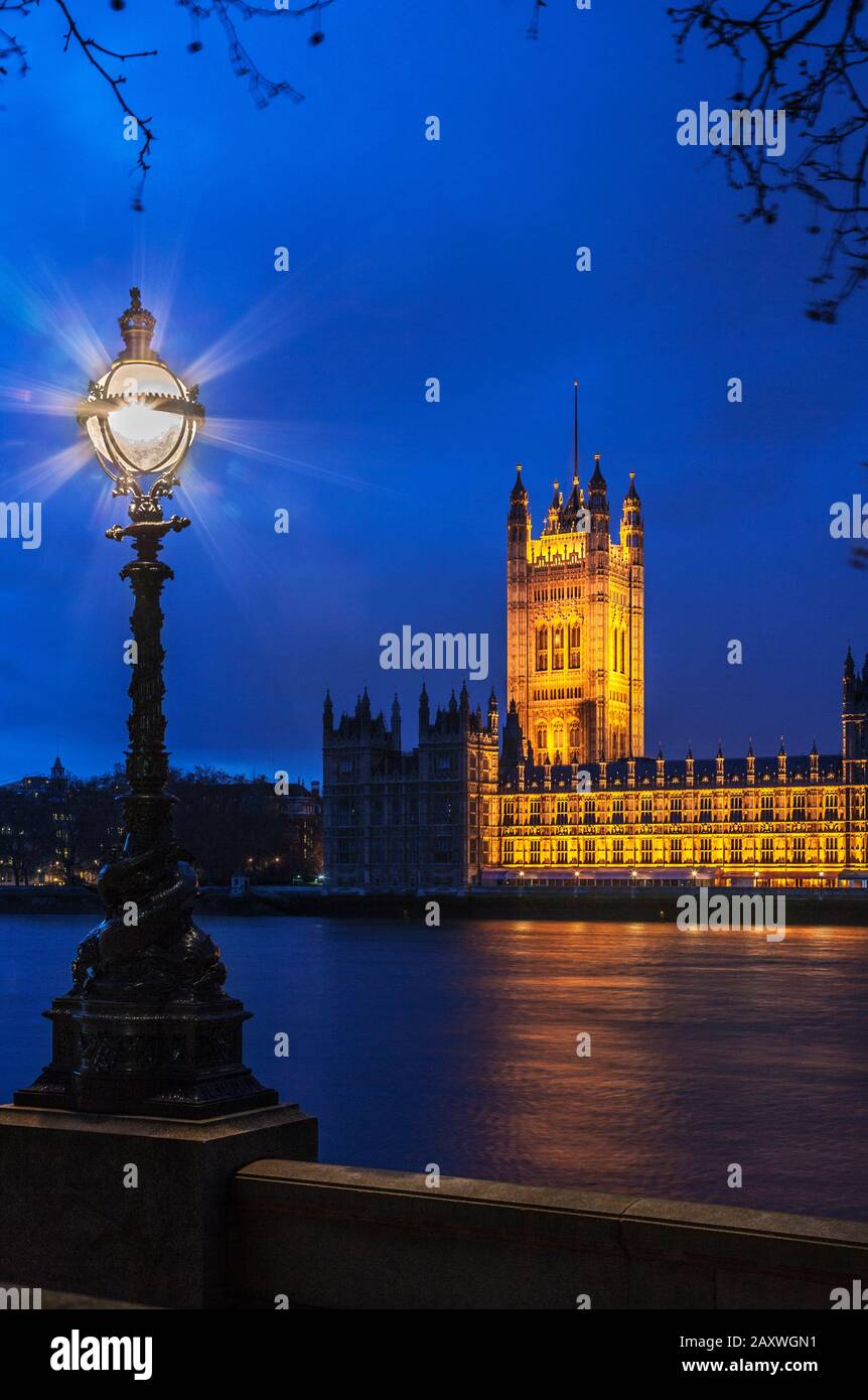 Die Häuser des Parlaments entlang der Themse in London bei Nacht. Stockfoto