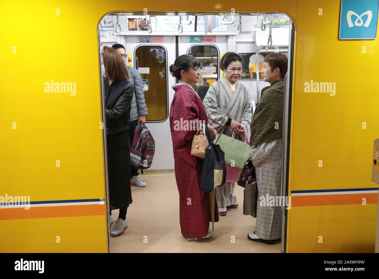 KIMONOS IN TOKIO METRO Stockfoto