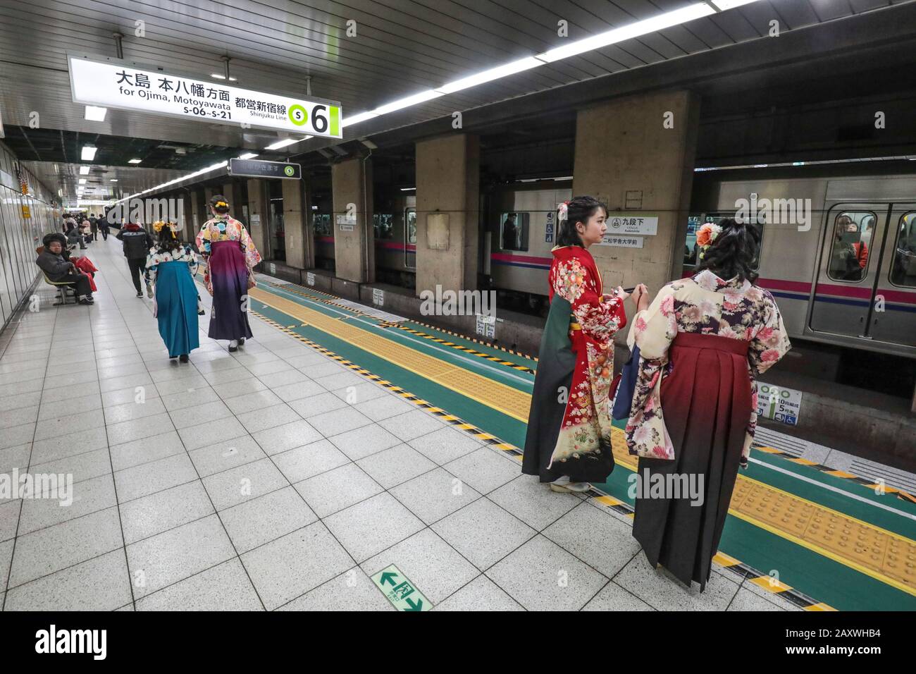 KIMONOS IN TOKIO METRO Stockfoto