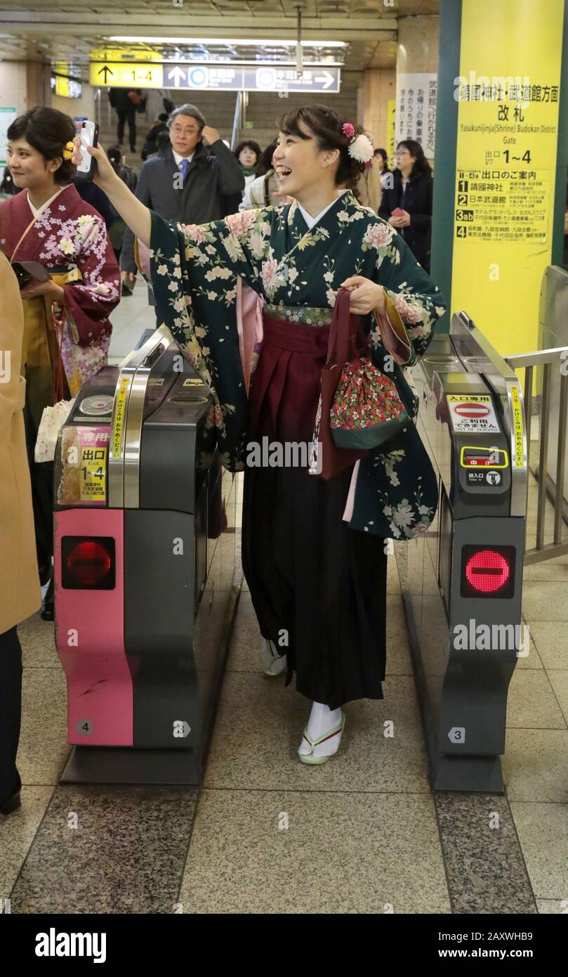 KIMONOS IN TOKIO METRO Stockfoto