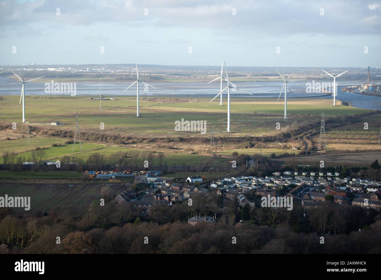 Frodsham, Großbritannien. 09 DEC 2019. Turbinen erzeugen Strom aus Windenergie, um das britische National Grid mit Energie bei Frodsha zu versorgen Stockfoto