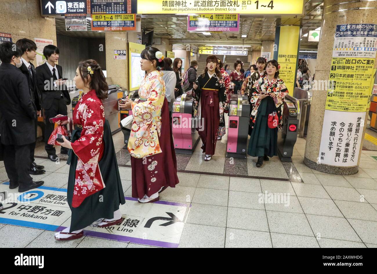 KIMONOS IN TOKIO METRO Stockfoto