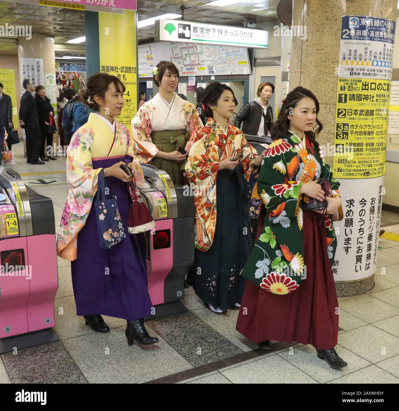 KIMONOS IN TOKIO METRO Stockfoto