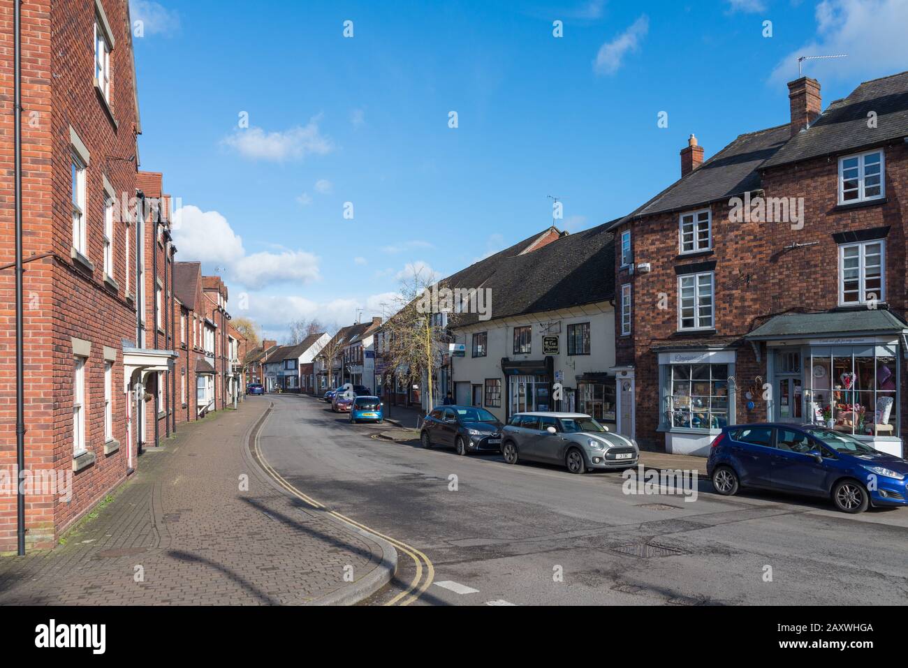 Die hohe Straße verläuft durch das Zentrum von Kinver, South Staffordshire Stockfoto