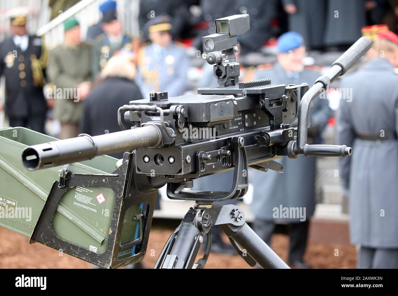 Strausberg, Deutschland. Februar 2020. Eine GMW A1 der Bundeswehr, eine Granatmaschinenwaffe von Heckler und Koch, steht während der Befehlsübergabe der Bundeswehr auf dem Gelände der von Hardenberg-Kaserne. Kredit: Wolfgang Kumm / dpa / Alamy Live News Stockfoto