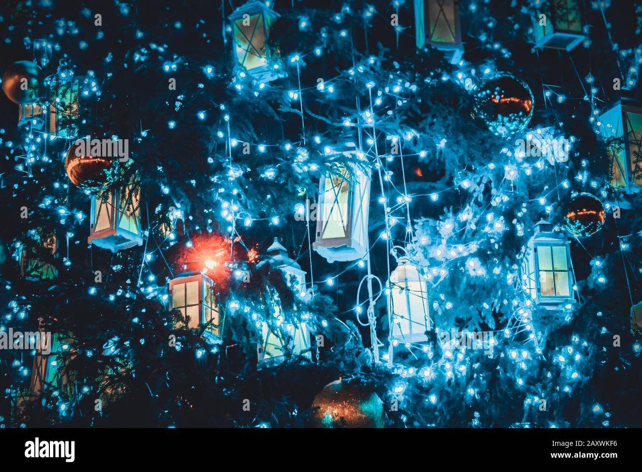 Weihnachtsbaum Dekoration Hintergrund mit glühender Girlande. Hintergrund Weihnachten Winter Neujahr Hintergrund. Stockfoto