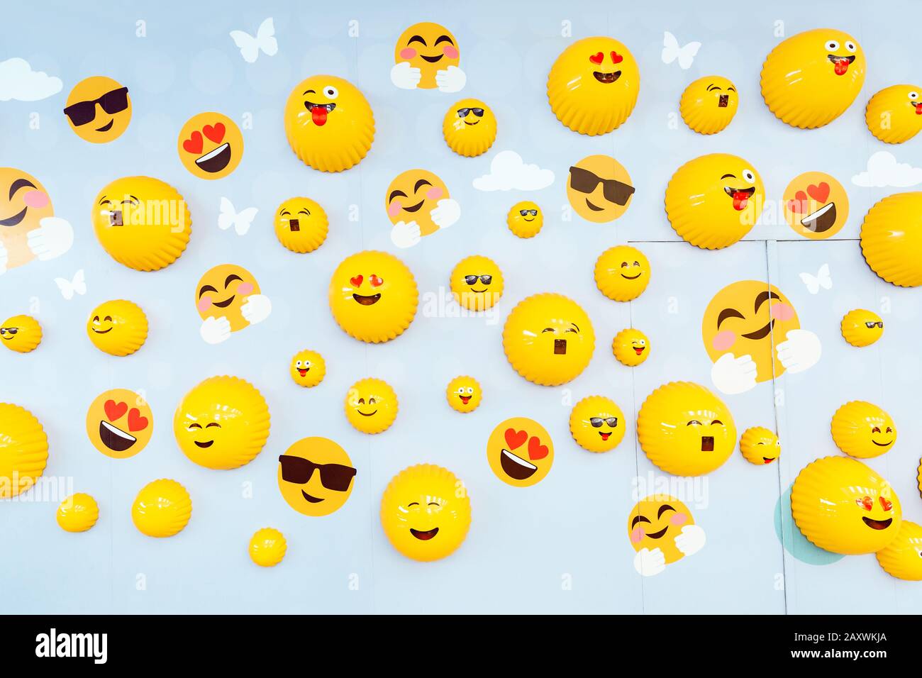 26. November 2019, VAE, Dubai: Verschiedene Emoticons an der Wand in der Dubai Mall als Dekoration und Fotowand Stockfoto