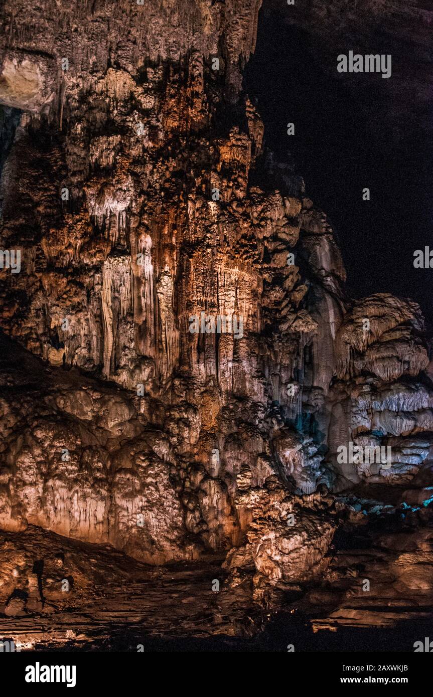 UTAs de Cacahuamilpa Caverns in Guerrero, Mexiko, eines der größten Höhlensysteme der Welt, das aus Tausenden von Stalaktiten und Stalagmilben besteht. Stockfoto