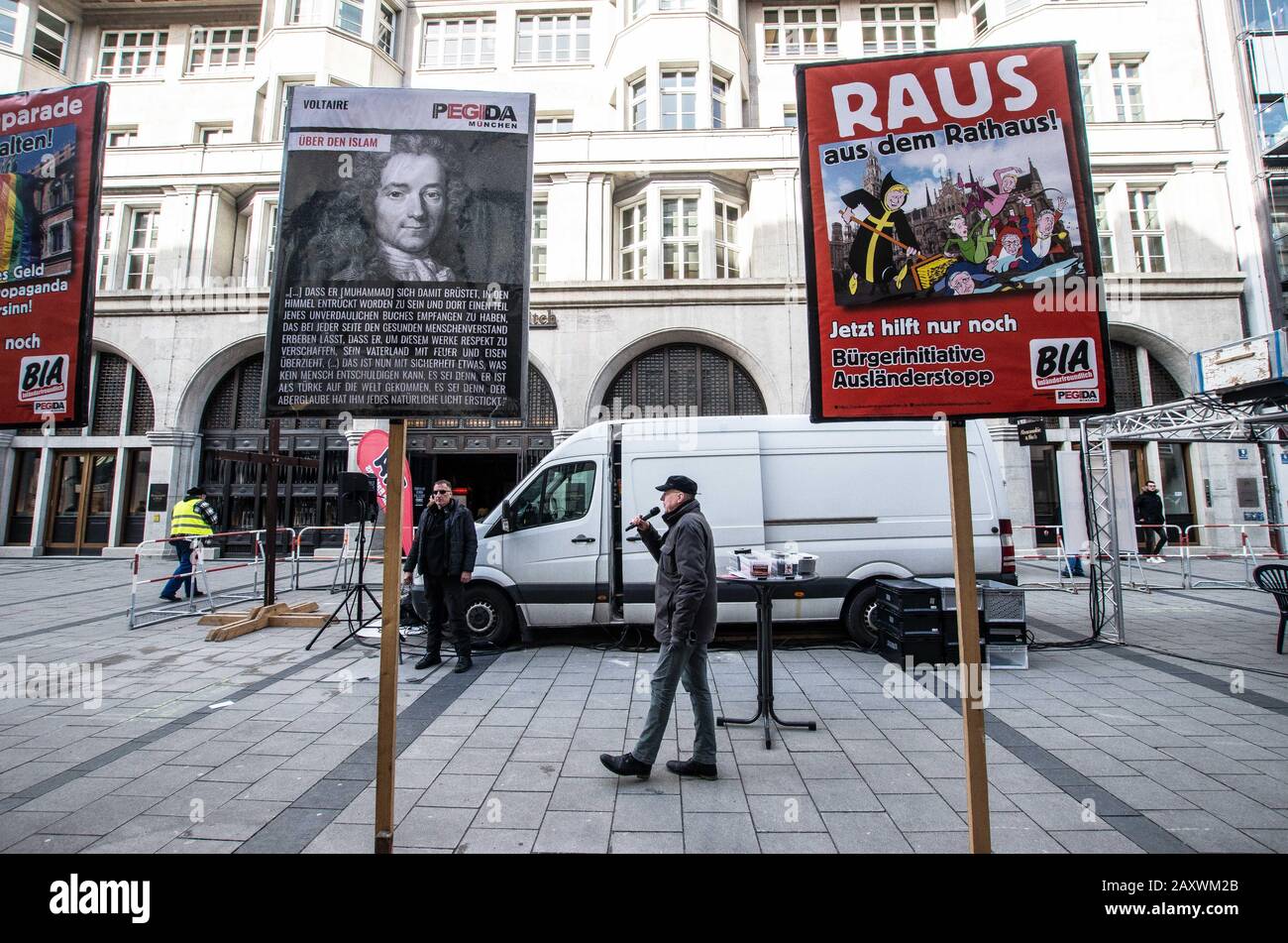 München, Bayern, Deutschland. Februar 2020. Pegida Muenchen, angeführt vom föderal überwachten Terrorismus, verdächtigt Heinz Meyer, zusammen mit dem neonazi-stadtrat Karl Richter, der die BIA-Front für die npd-Partei neonazi nutzt, hielt im Rahmen ihres Wahlkampfs für Bürgermeister und Stadtrat eine weitere Informationsveranstaltung an der gehobenen Sendlinger Straße Münchens ab. Credit: Sachelle Babbar/ZUMA Wire/Alamy Live News Stockfoto