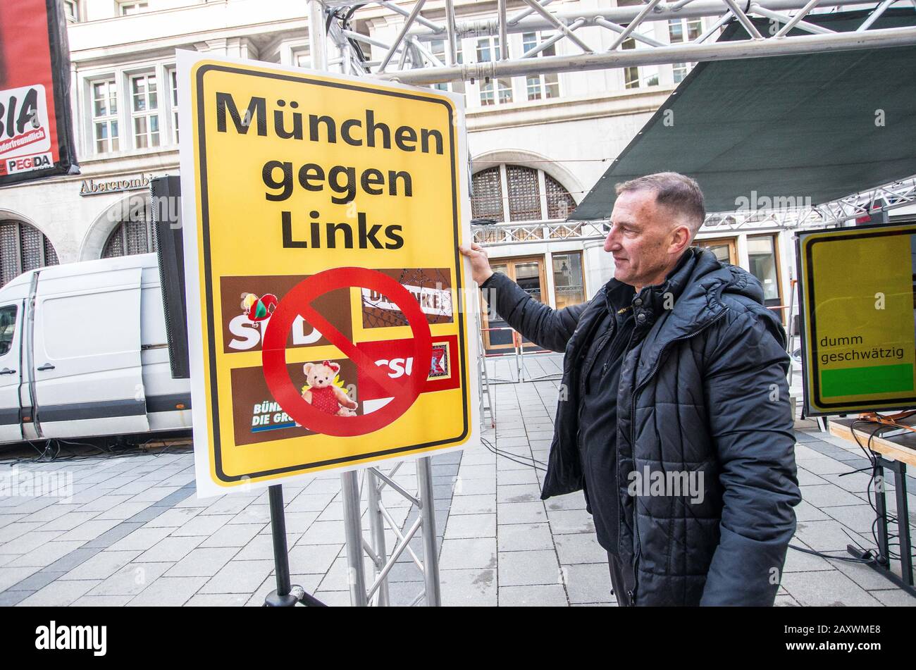 München, Bayern, Deutschland. Februar 2020. Heinz Meyer mit einem Anti-Links-Plakat. Pegida Muenchen, angeführt vom föderal überwachten Terrorismus, verdächtigt Heinz Meyer, zusammen mit dem neonazi-stadtrat Karl Richter, der die BIA-Front für die npd-Partei neonazi nutzt, hielt im Rahmen ihres Wahlkampfs für Bürgermeister und Stadtrat eine weitere Informationsveranstaltung an der gehobenen Sendlinger Straße Münchens ab. Credit: Sachelle Babbar/ZUMA Wire/Alamy Live News Stockfoto