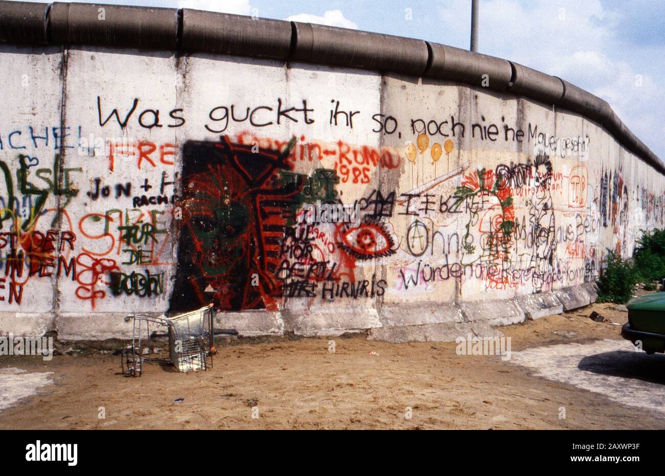 Gesamtkunst auf einem Stück der Mauer in Berlin-Kreuzberg, Deutschland 1986. Sprühte Kunst an der Berliner Mauer in Kreuzberg, Deutschland 1986. Stockfoto