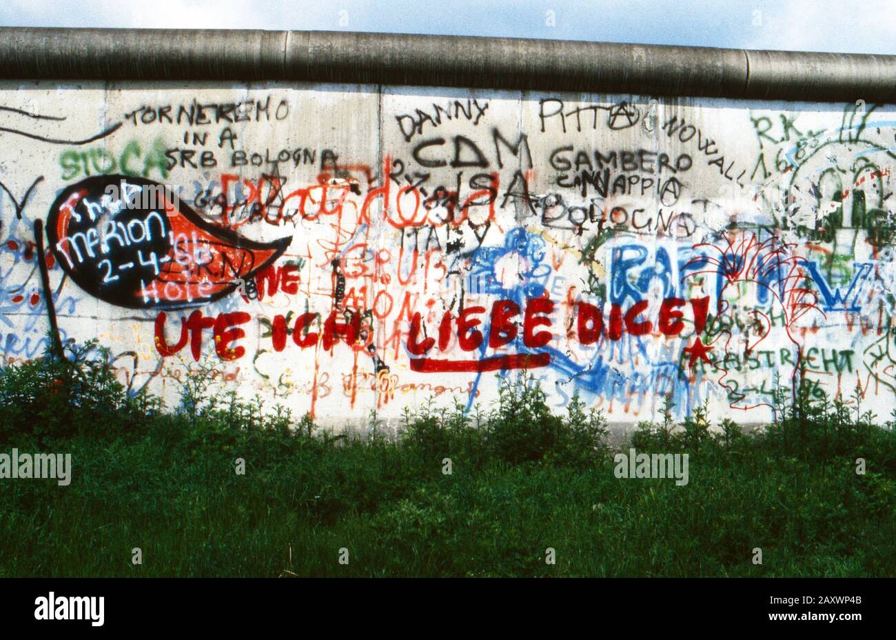 Gesamtkunst auf einem Stück der Mauer in Berlin-Kreuzberg, Deutschland 1986. Sprühte Kunst an der Berliner Mauer in Kreuzberg, Deutschland 1986. Stockfoto