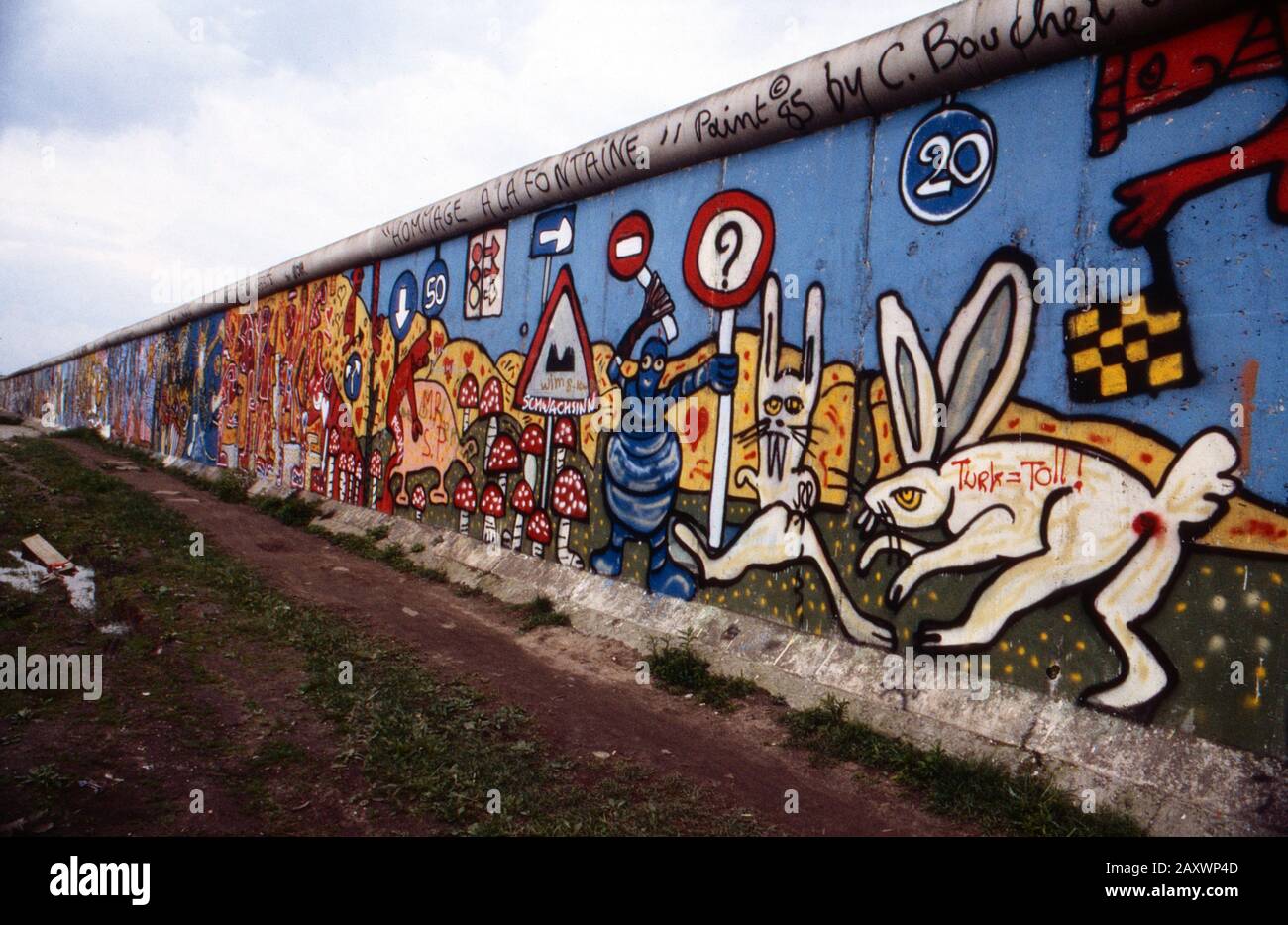 Gesamtkunst auf einem Stück der Mauer in Berlin-Kreuzberg, Deutschland 1986. Sprühte Kunst an der Berliner Mauer in Kreuzberg, Deutschland 1986. Stockfoto