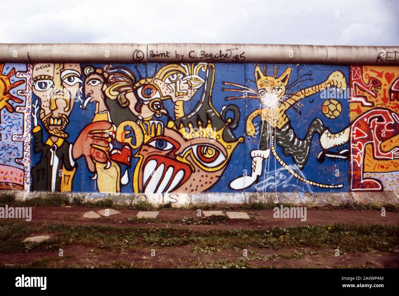 Gesamtkunst auf einem Stück der Mauer in Berlin-Kreuzberg, Deutschland 1986. Sprühte Kunst an der Berliner Mauer in Kreuzberg, Deutschland 1986. Stockfoto