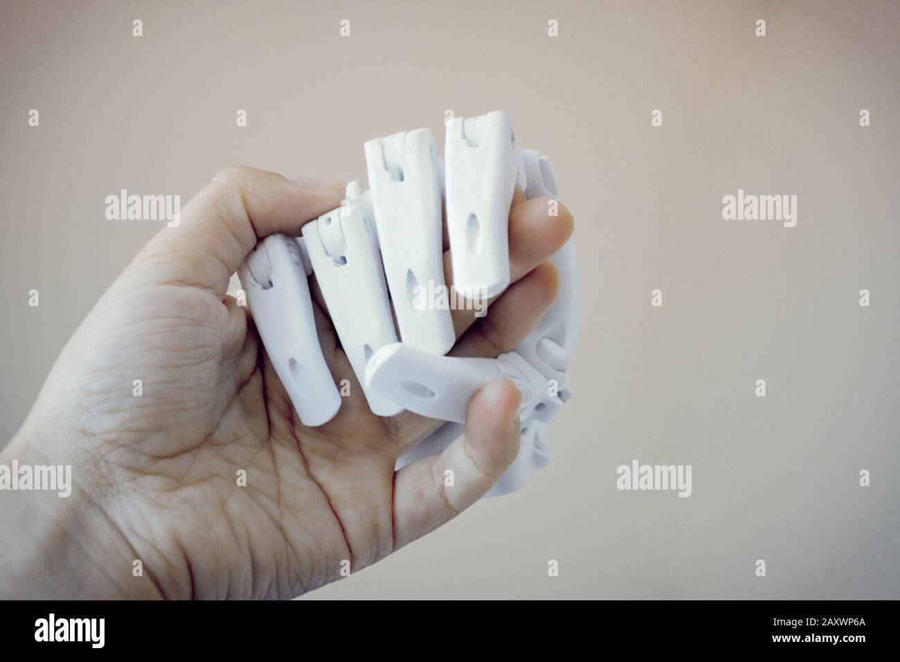 Roboter-Handfinger aus Kunststoff Nahaufnahme konzeptioneller Handshake Stockfoto