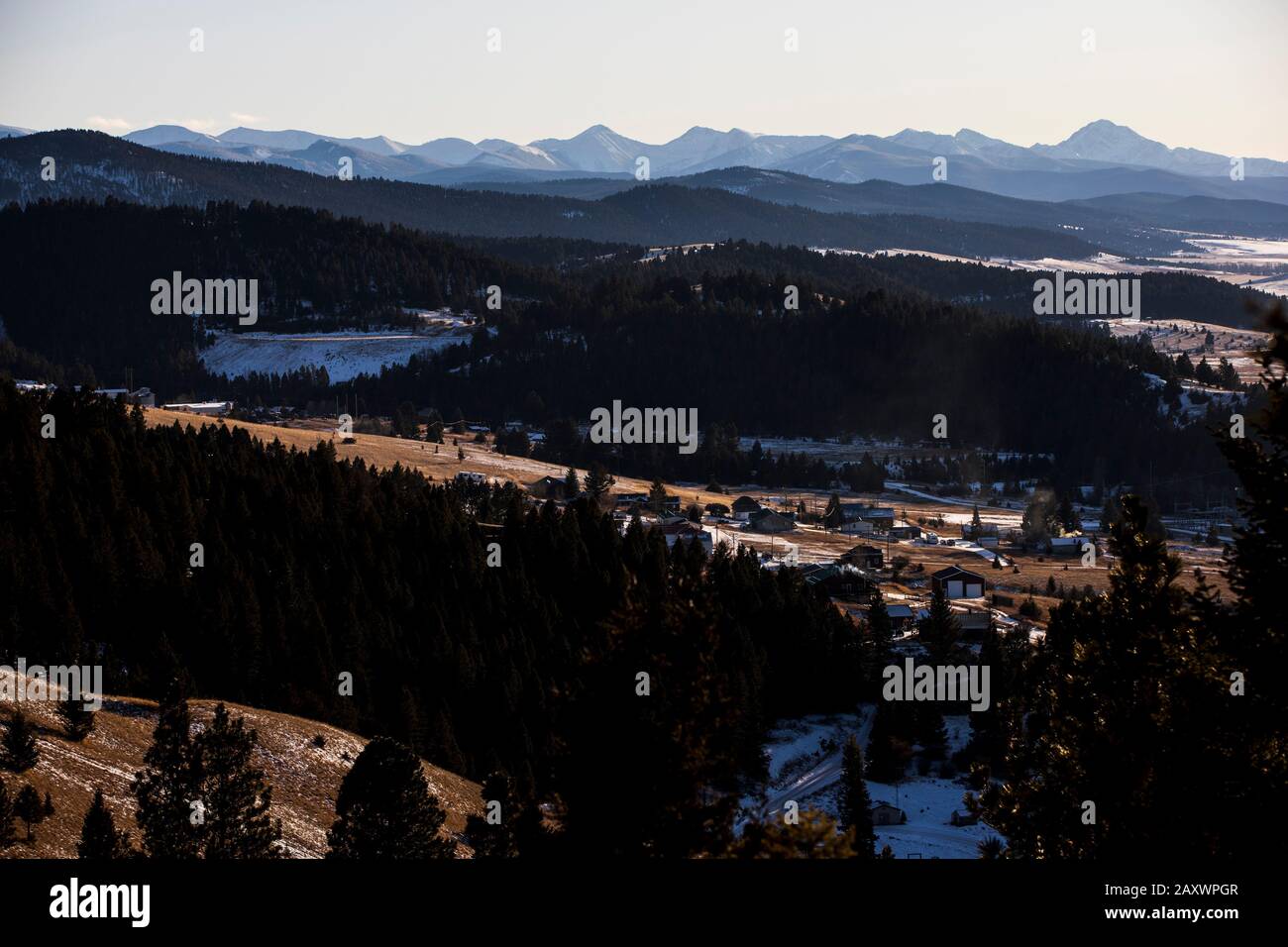 Die Anaconda Pintler Mountains oberhalb des ländlichen Phillipsburg, Montana Stockfoto