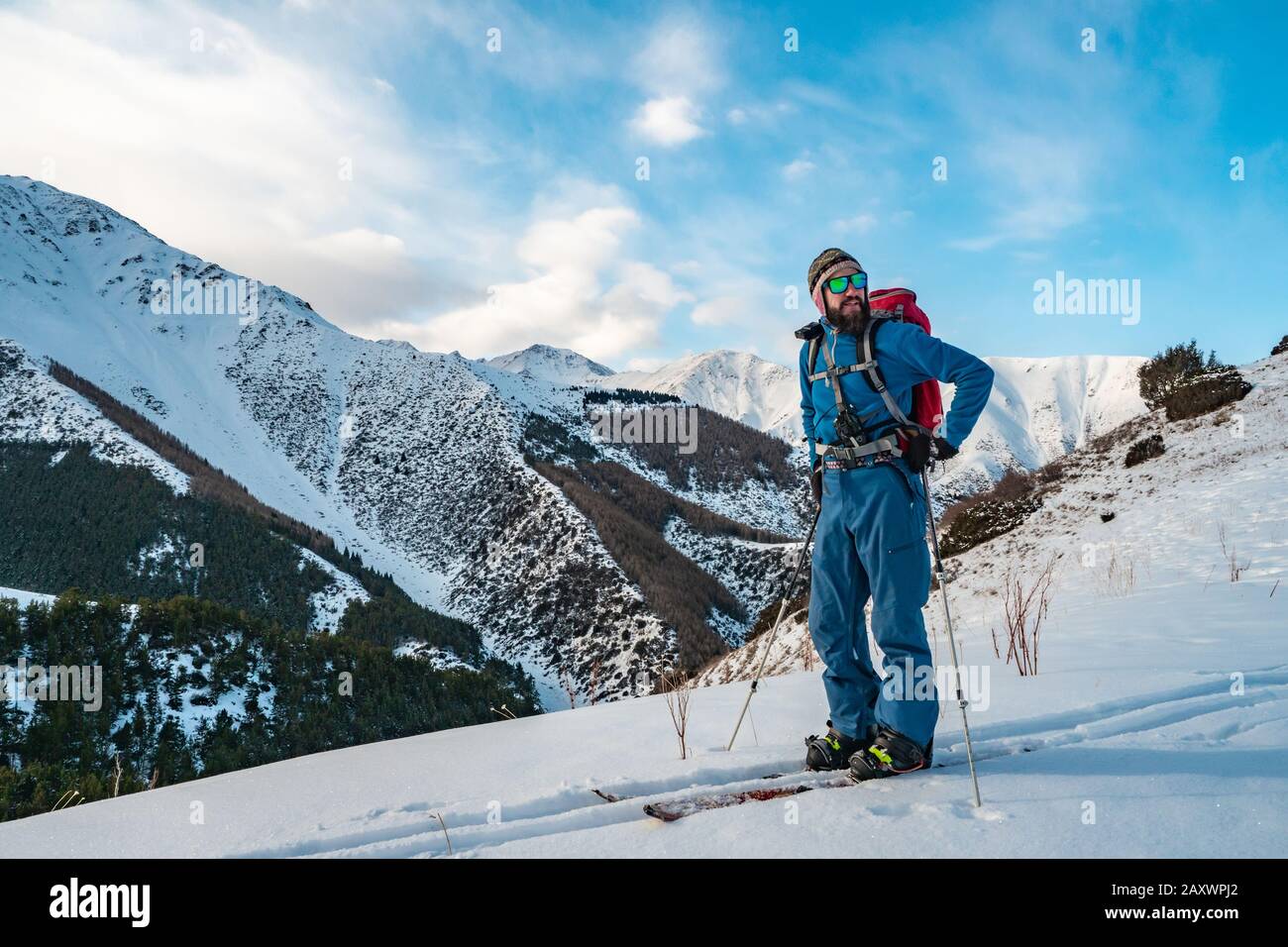 Ein Mann ist mit Skitouren auf Splitboarding beschäftigt. Sonnenaufgang in den Bergen. Kirgisistan Stockfoto