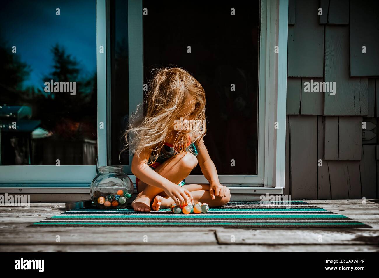 4-jähriges Mädchen, das an einem Sommertag mit Gummiball spielt Stockfoto