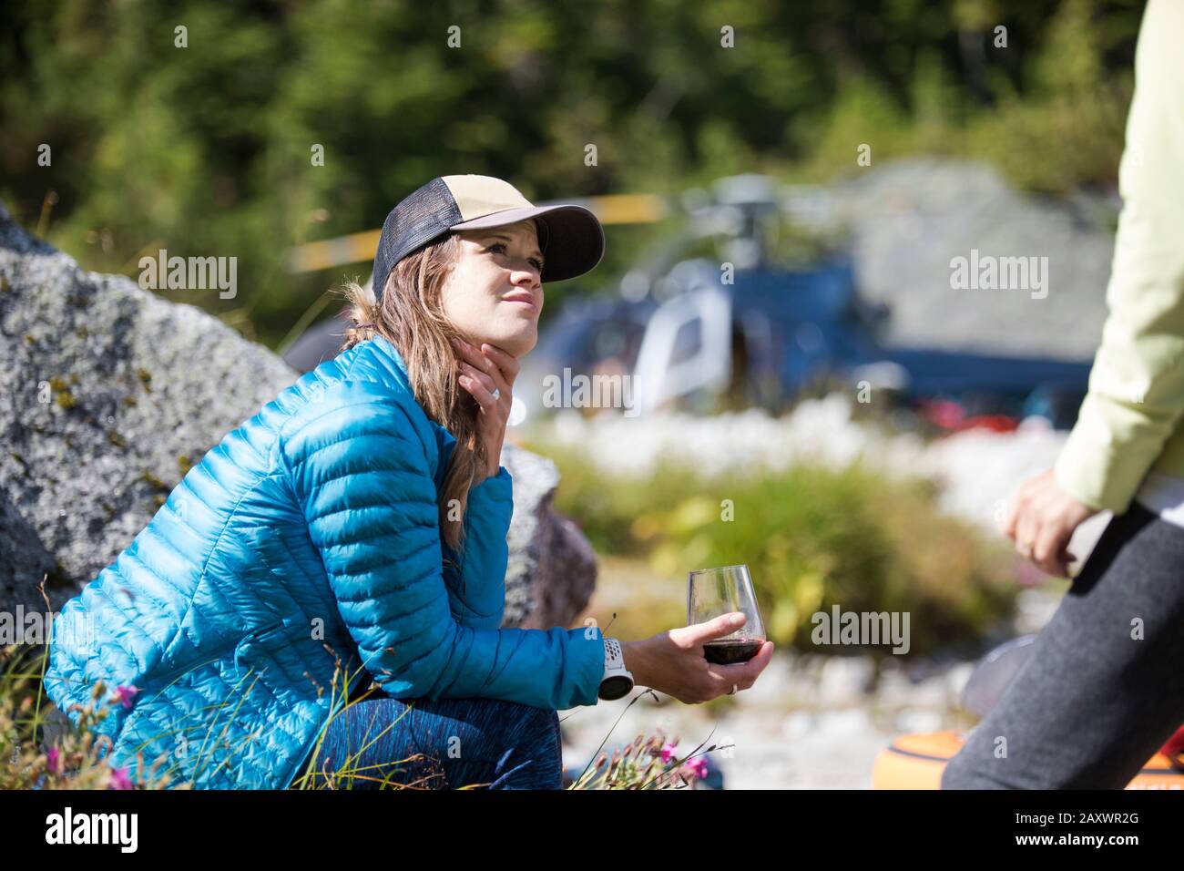 Attraktive junge Frau genießt ein Glas Wein während der Luxusreise. Stockfoto