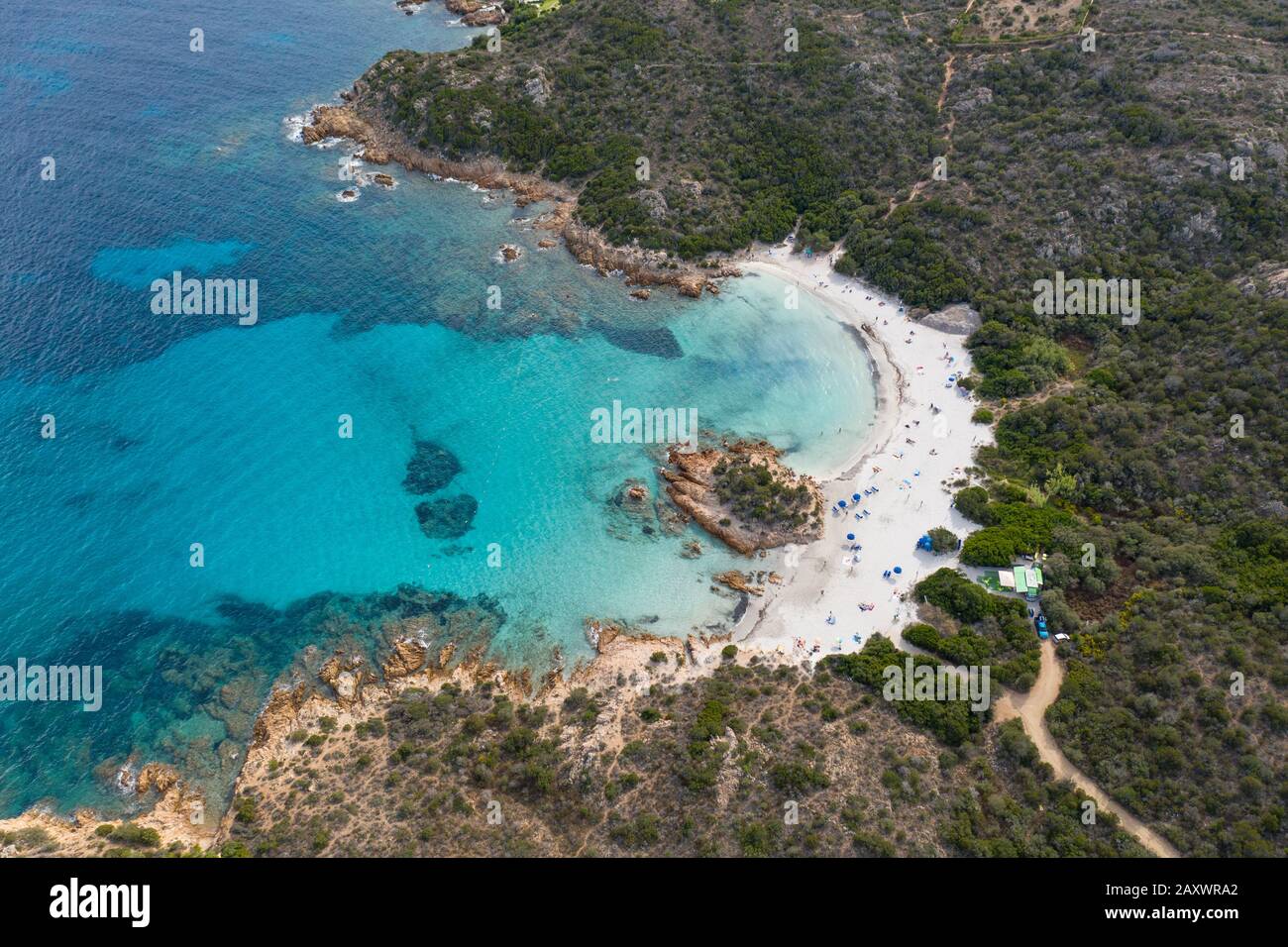 Prince's Beach, la Spiaggia del Principe, einer der schönsten Strände der Smaragdküste Nordsardiniens, an einem Wintertag Stockfoto