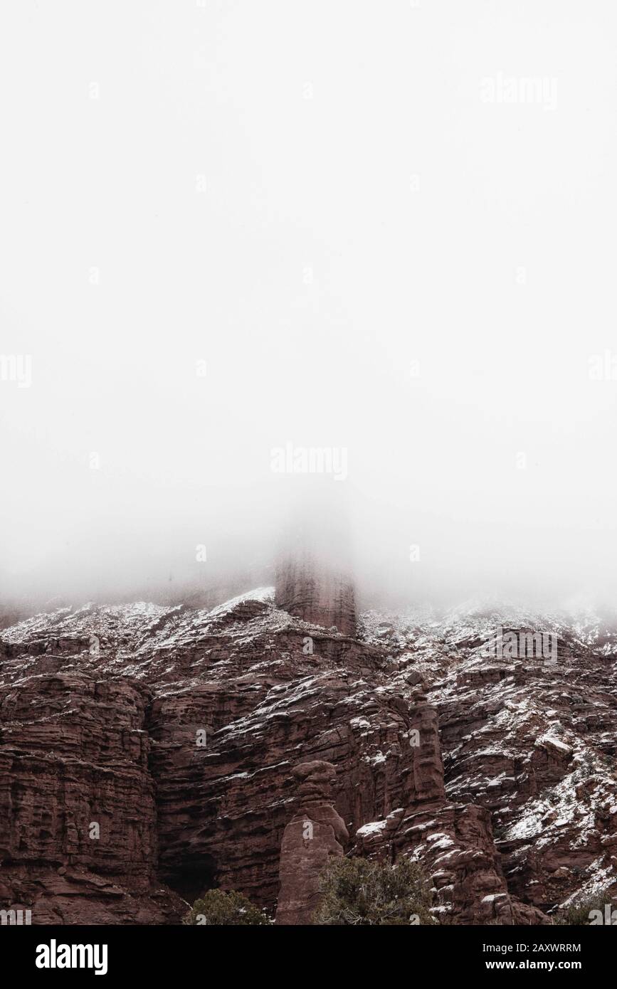 Nebel und Schnee verdecken die wahre Höhe und Farbe der Fisher Towers Stockfoto