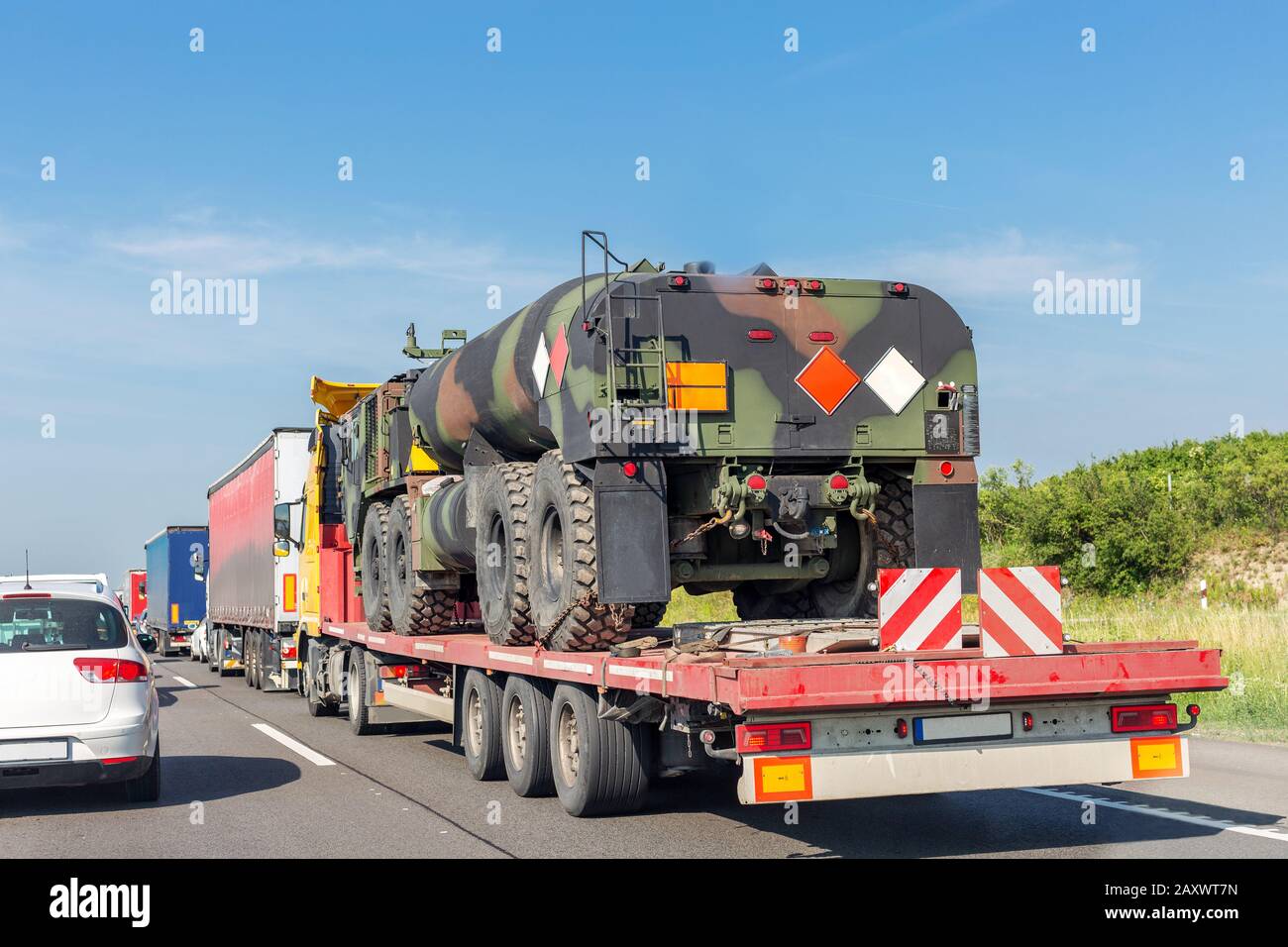 LKW-Zugfahrzeug mit Schwerlast-Militärpanzer. Stockfoto