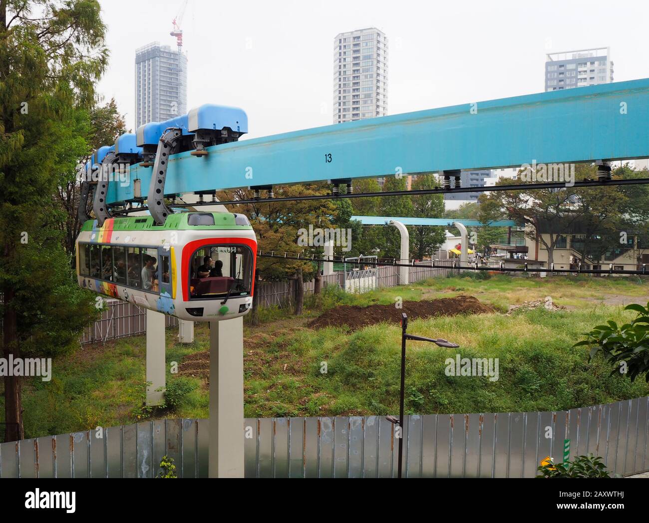 Tokio, Japan - 11. Oktober 2018: Der Schwebebahn-Monorailzug im Zoo von Tokio führt Besucher zwischen verschiedenen Teilen des Zoobereichs Stockfoto