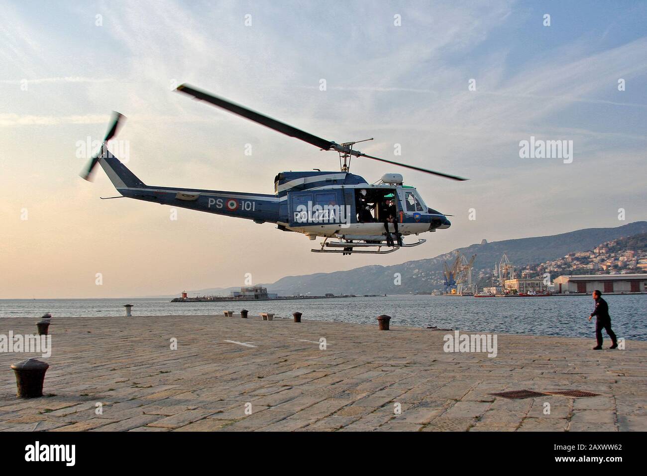 Triest, Italien - 27. September 2009: Italienischer Polizeihubschrauber mit Taucher an der Heckklappe beim Start vom Hafendock. Stockfoto
