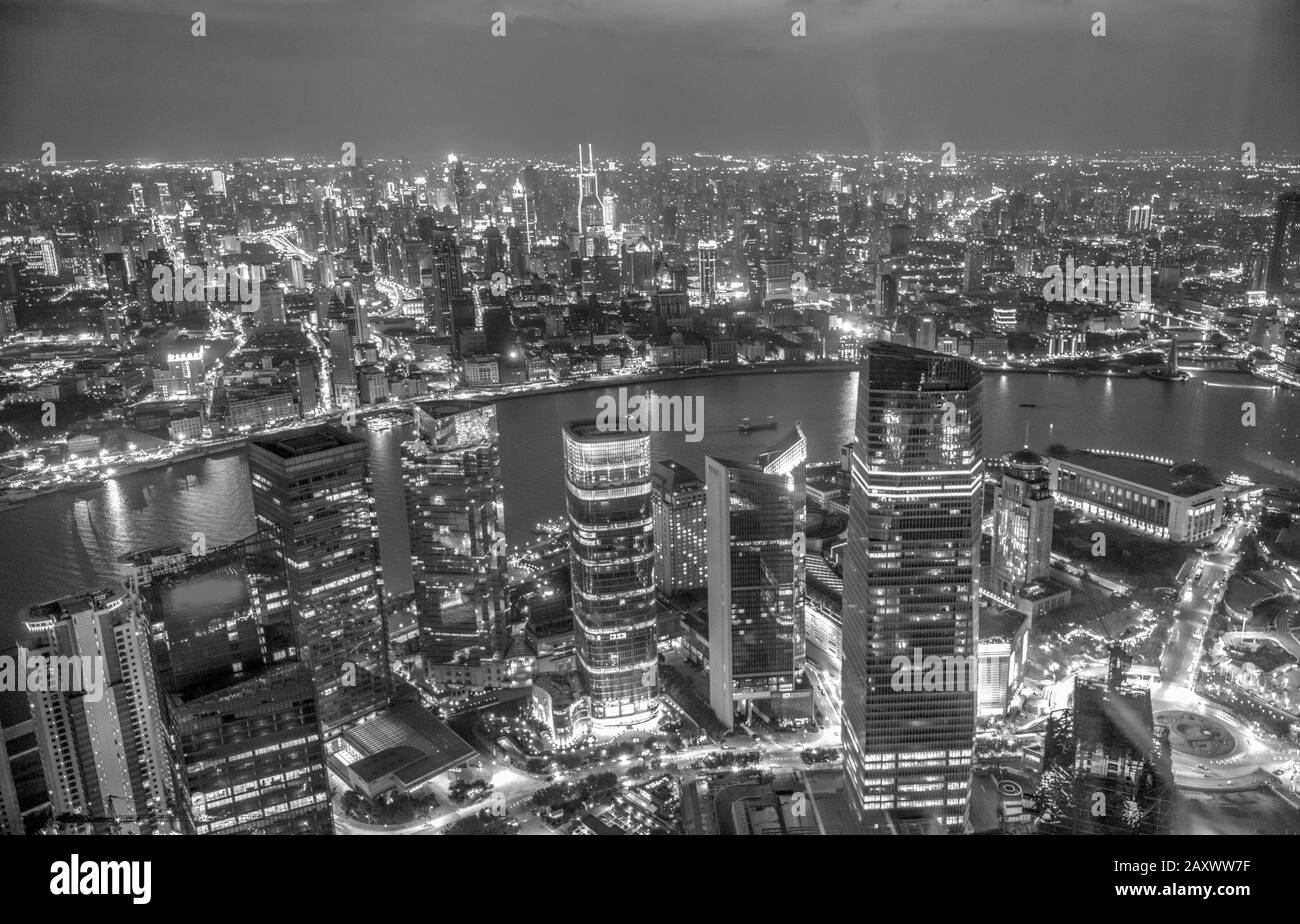 Nächtliches Stadtbild Shanghais, Schwarz-Weiß-Foto. Stockfoto