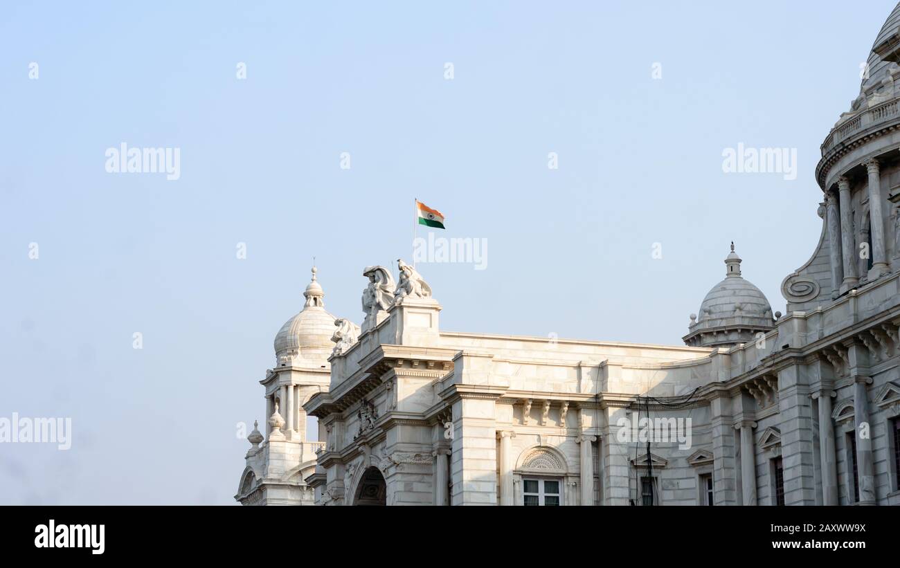 Indianische Nationalflaggen, die über dem Victoria-Denkmal schweben, eine ikonische Struktur des alten britischen Raj, ein Museum und Touristenziel und Erbe p Stockfoto