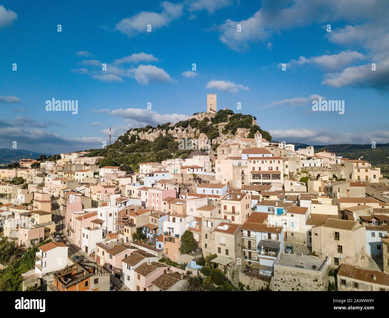 Ein Luftbild von Posada, einer mittelalterlichen Stadt mit Schloss an der schönsten Küste von Sardinien Stockfoto