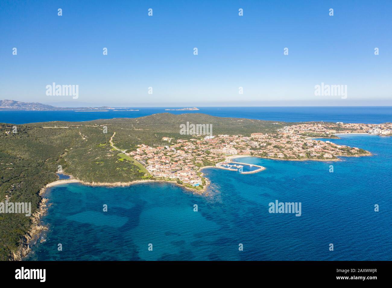 Beeindruckender Luftblick auf die Küste von sos aranzos in gallura sardegna Stockfoto