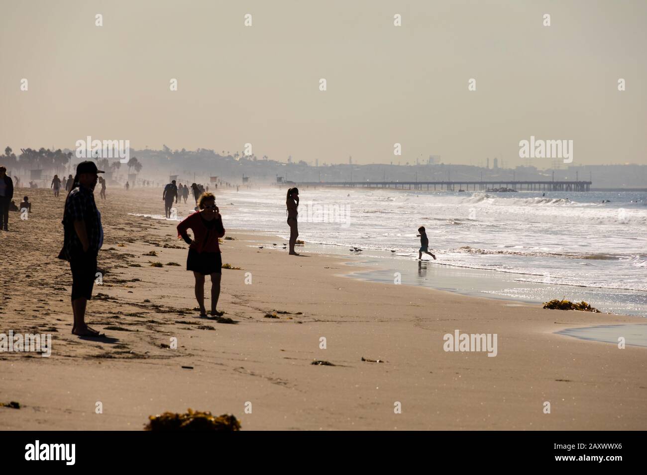 Morgennebel am Strand von Santa Monica, Blick auf den Pier von Venedig und den industriellen Hintergrund. , Kalifornien, Vereinigte Staaten von Amerika. USA. Compresse Stockfoto