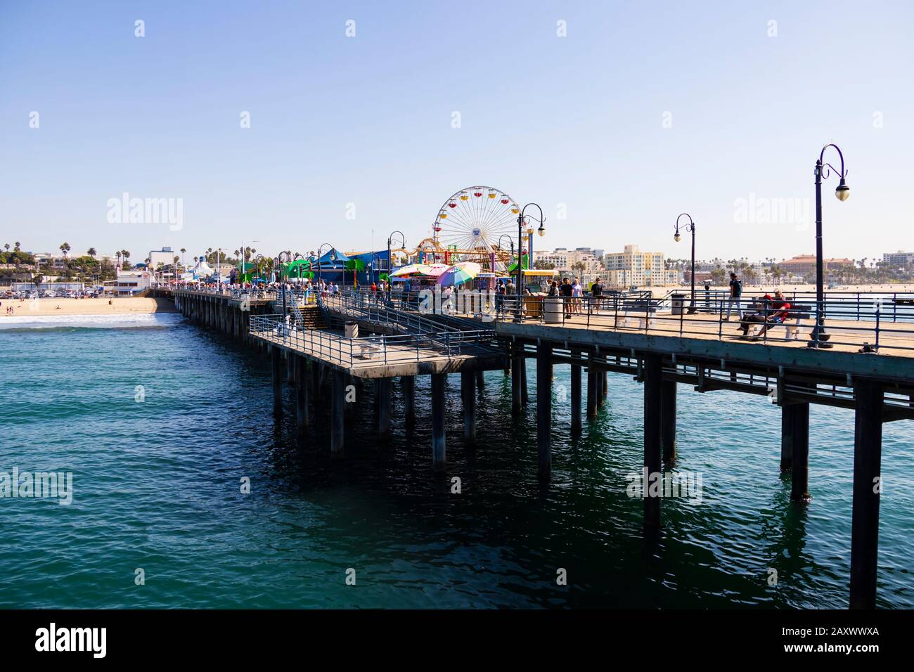 Santa Monica Pier mit Blick auf den Strand, Kalifornien, Vereinigte Staaten von Amerika. USA. Oktober 2019 Stockfoto