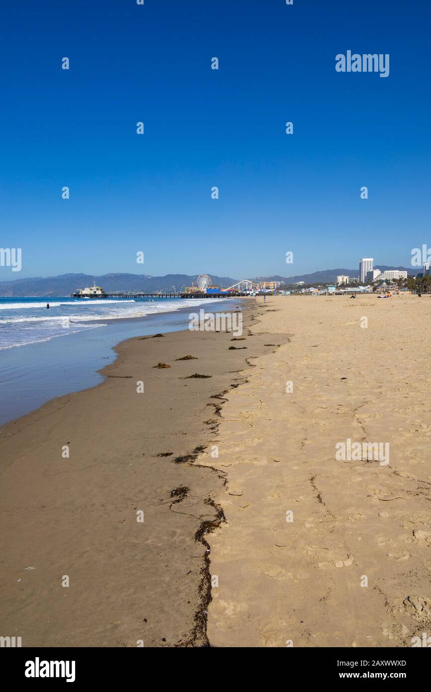 Strand und Pier von Santa Monica mit Vergnügungen im Pacific Park, Kalifornien, Vereinigte Staaten von Amerika. USA. Oktober 2019 Stockfoto