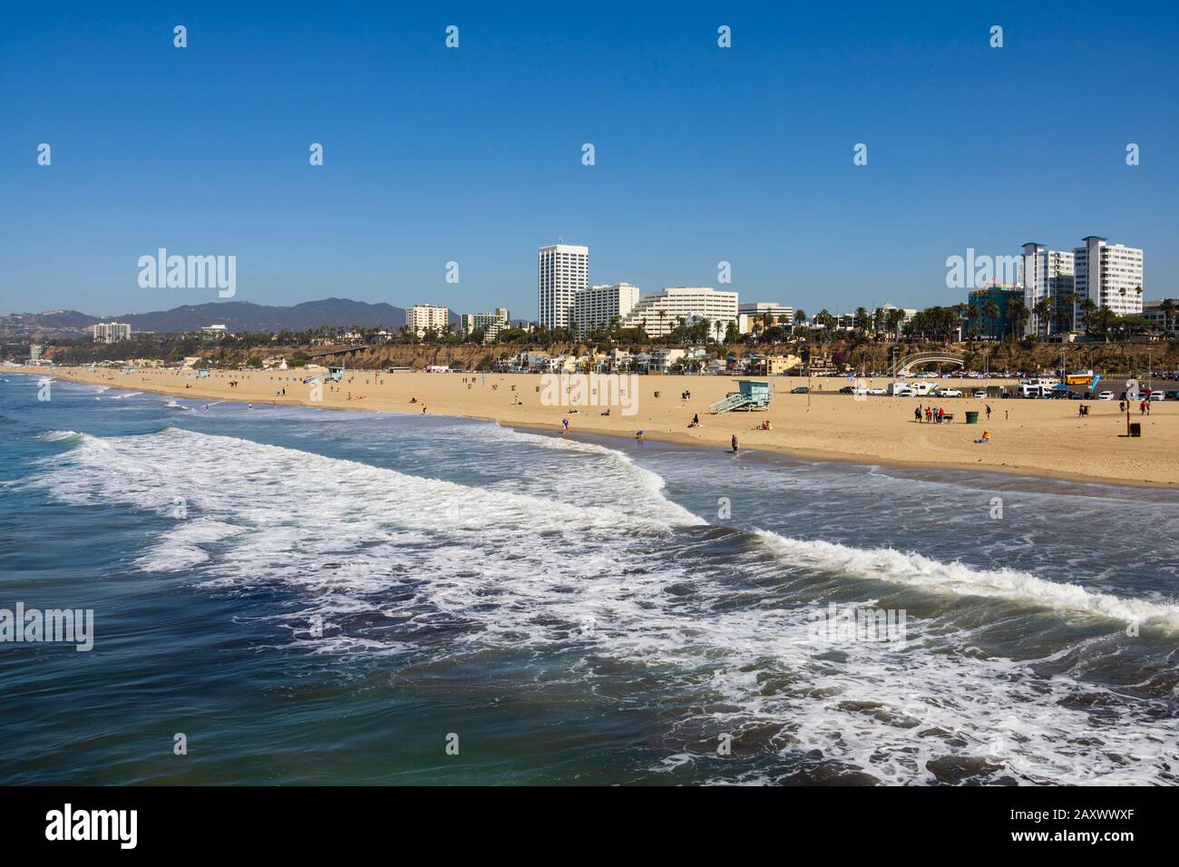 Santa Monica Strand mit Stadtzentrum und Hotels. Kalifornien, Vereinigte Staaten von Amerika. USA. Oktober 2019 Stockfoto