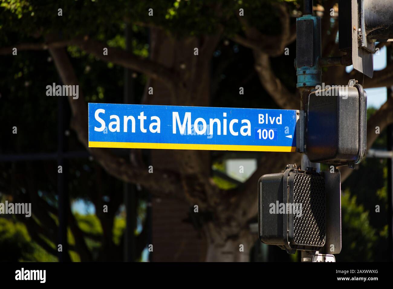 Santa Monica Boulevard Wegweiser Ampelpost, Kalifornien, Vereinigte Staaten von Amerika. USA. Oktober 2019 Stockfoto