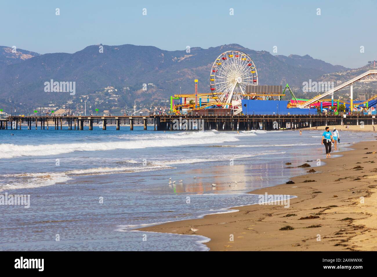 Strand und Pier von Santa Monica mit Vergnügungen im Pacific Park, Kalifornien, Vereinigte Staaten von Amerika. USA. Oktober 2019 Stockfoto