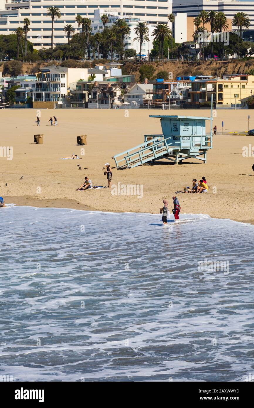 Santa Monica Strand mit Schwimmern und Hotels in der Innenstadt dahinter. Kalifornien, Vereinigte Staaten von Amerika. USA. Oktober 2019 Stockfoto