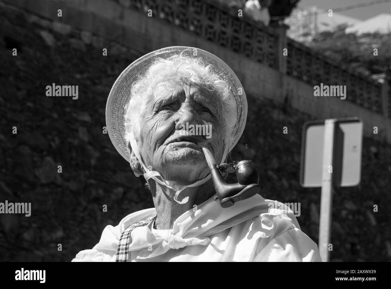 Rauchende alte Frau auf Gran Canaria, Kanarische Inseln, Spanien Stockfoto