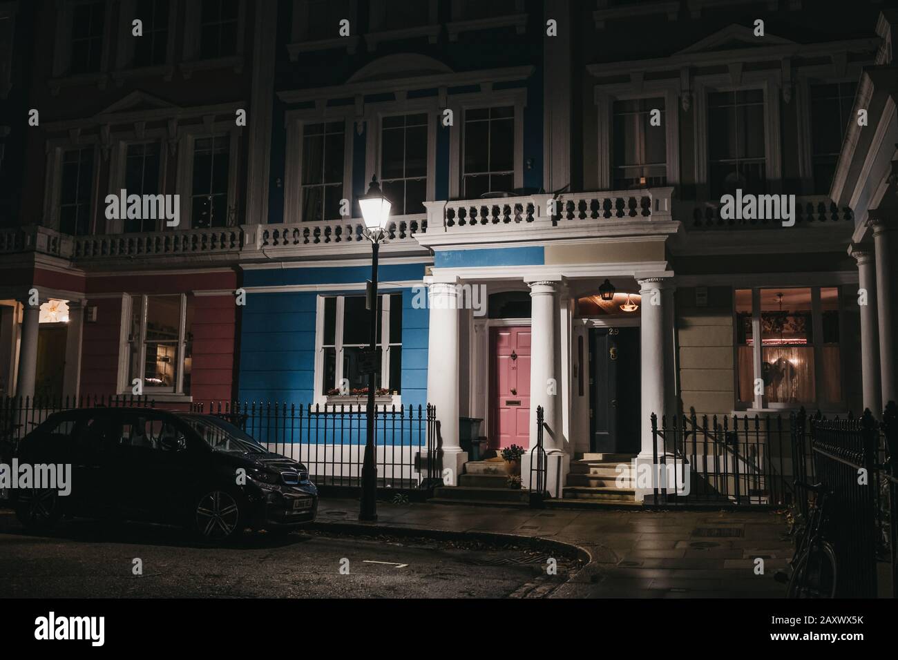 London, Großbritannien - 26. November 2019: Blick auf bunte Reihenhäuser von Primrose Hill, an einem regnerischen Winterabend. Primrose Hill ist einer der Ausländerinnen Stockfoto