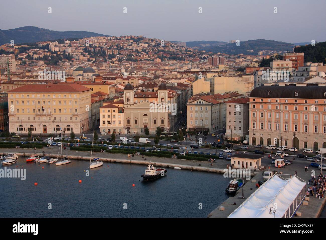 Triest, Italien - 27. September 2009: Überblick über die Stadt von oben, mit den antiken Gebäuden an der Küste. Stockfoto