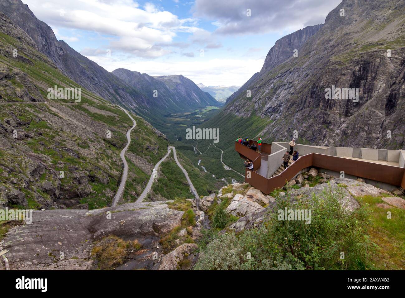 Aussichtsplattform an der Trollstigen Straße, ein berühmter Gebirgspass mit steilen Steigungen und Haarnadelbögen. Stockfoto