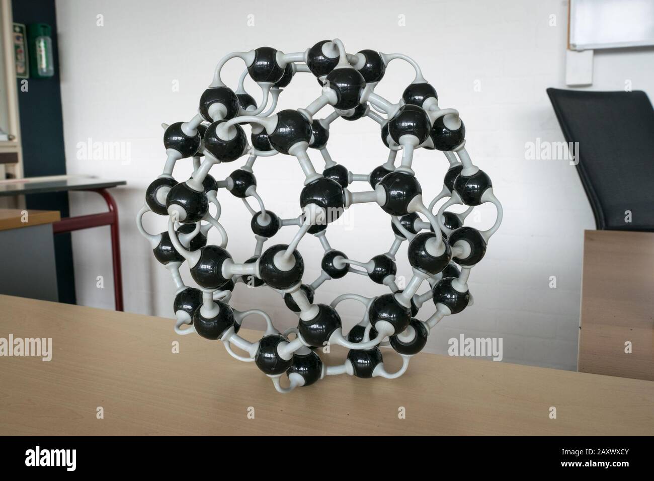 3-D-Modell des Kohlenstoffmoleküls (C60), auch bekannt als Fullerene oder Buckminsterfullerene. Fußball-förmiges Molekularmodell, das in der Chemie- oder Biologieklasse verwendet wird Stockfoto